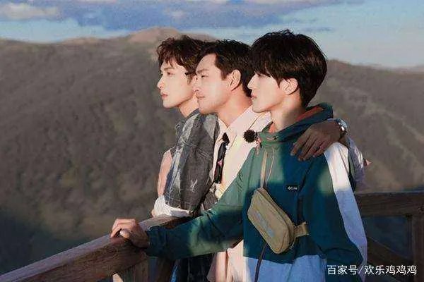 张彬彬深夜与男子搂腰抱一起，两个人举止亲密像情侣，张彬彬真的有问题吗？