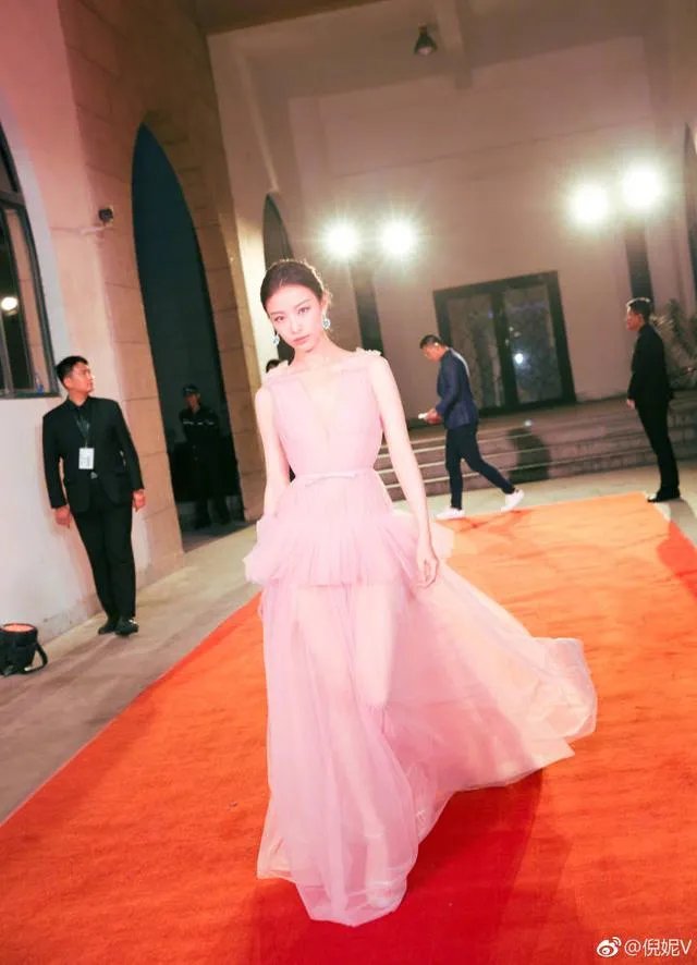 倪妮和周冬雨未P图合影曝光,这两个谋女郎谁赢了?