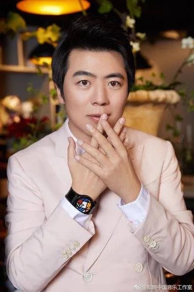 天才钢琴师郎朗:和巩新亮相恋4年,为何最后娶了一个混血女人?