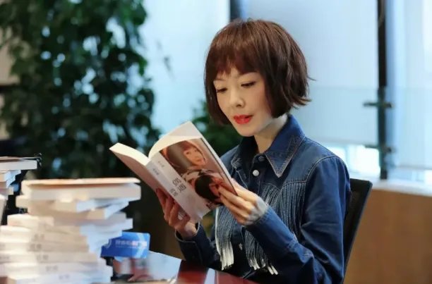 鲁豫否认自己一天只吃三粒米饭，为何娱乐圈明星经常被人造谣？