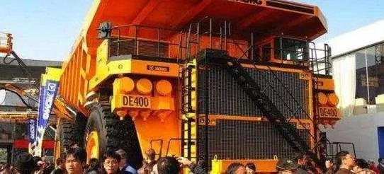 世界上最大的矿车——卡特彼勒797载重400吨，一个轮子5.3吨