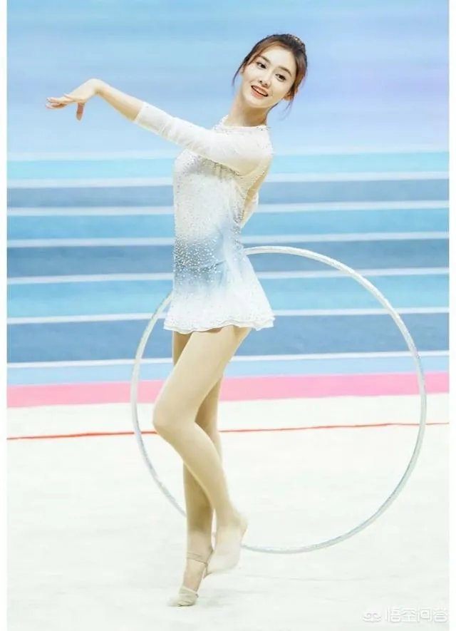 美娜参加艺术体操比赛，为什么场边的观众高喊“湖人总冠军”？