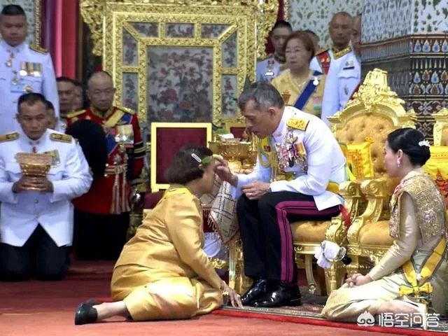 泰国国王加冕，公主们反应如何？