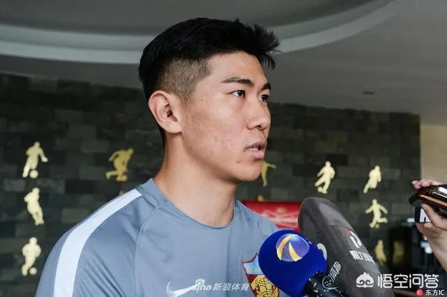 如何看待天津权健队长刘奕鸣在足协杯输球后与罚丢点球的储今朝相拥而笑？