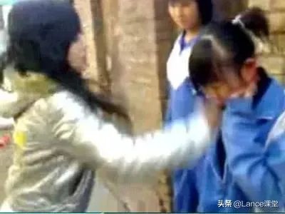 学生之间有了矛盾,一方家长进校打了对方一巴掌,应该如何处理?