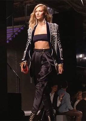 超模吉吉哈迪德的T台风到底是怎样的呢？