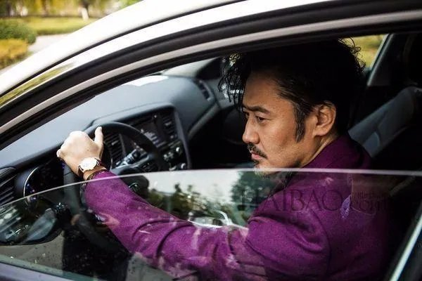 吴秀波和唐艺昕是什么关系？