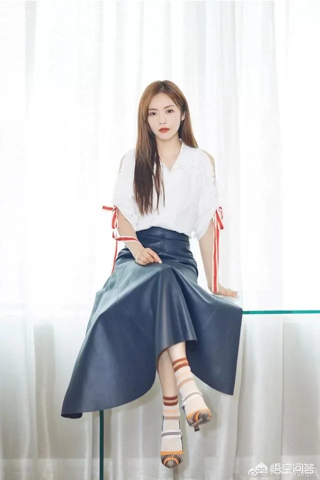 6月12日袁珊珊的机场搭配,条纹衬衫配短裤非常可爱,如何利用搭配穿出俏皮的感觉?