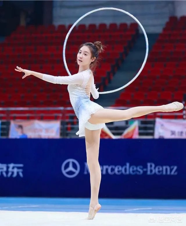 美娜参加艺术体操比赛，为什么场边的观众高喊“湖人总冠军”？