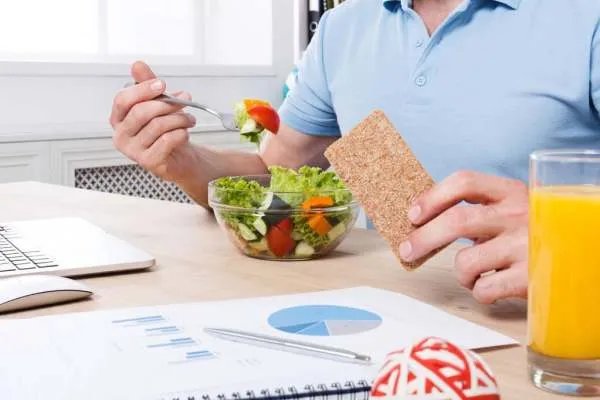 同事经济条件不好，一直蹭吃我零食，怎么拒绝她？