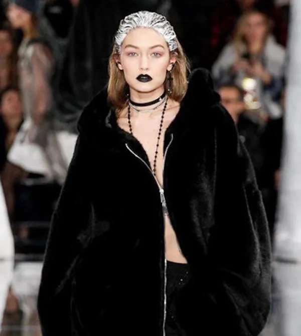 超模吉吉哈迪德的T台风到底是怎样的呢？