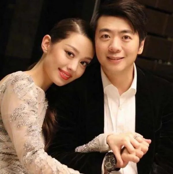 天才钢琴师郎朗：和巩新亮相恋4年，为何最后娶了一个混血女人？