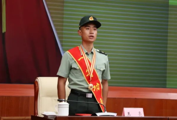 救4人荣立一等功的战士捐出1万元奖金，为何要捐出去？