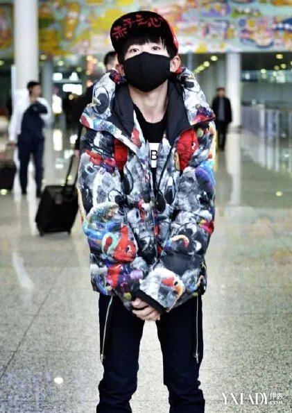 帅气易烊千玺机场图遭粉丝疯狂围堵