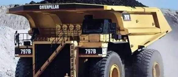 世界上最大的矿车——卡特彼勒797载重400吨，一个轮子5.3吨