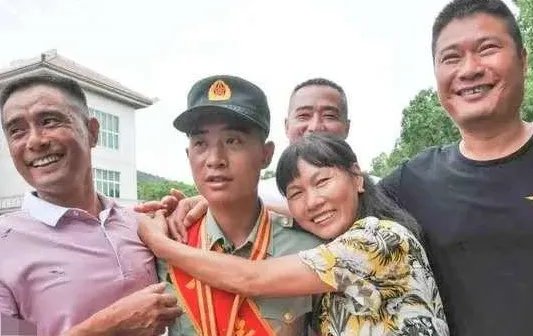 救4人荣立一等功的战士捐出1万元奖金，为何要捐出去？