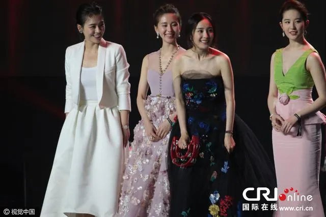 娱乐圈有哪些名副其实的「合影杀手」？