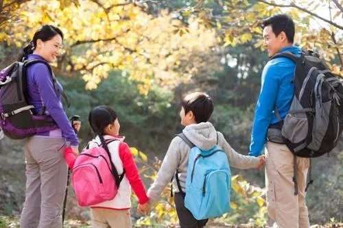 出生女婴被生父抛下山崖，当今社会为什么还有父母重男轻女？