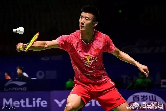 输球后摔球拍的林丹和向对手坚大姆指的谌龙，你认为谁有风度？为什么？