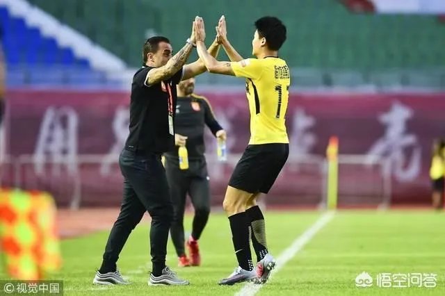 中超第10轮，恒大客场击败武汉，卡纳瓦罗在比赛中突然推了杨立瑜一把，发生了什么？