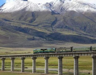 乘客坐火车为看风景集体擦车窗,如何看待乘客的行为?