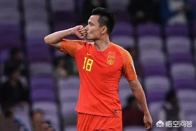 “中泰大战”郜林罚点前亲吻手腕上妻女名字,王晨甜蜜回应:“看到啦!”你怎么看?