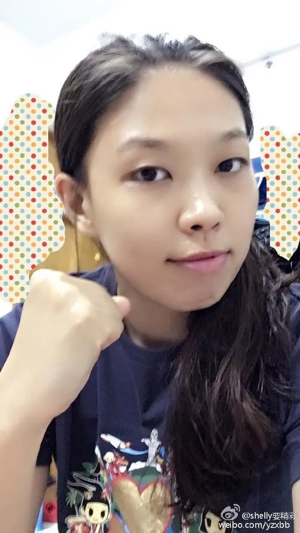 这是哪一年的照片？惠若琪前面戴眼镜的人是谁？