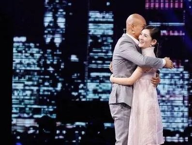 乐嘉被封杀的真实原因，是因为得罪金星，强吻谢娜吗？