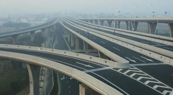 市政洒水路结冰，西安高架30余车连撞，你怎么看？