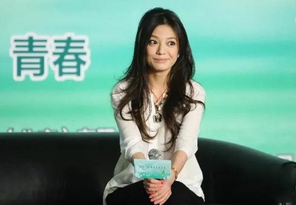赵薇不好好当演员,偏要跑去做商人，被罚款之后，名气下降复出难？