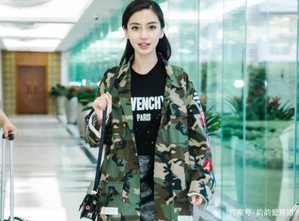 黄晓明的老婆Angelabay穿连衣短裙秀出筷子腿，你爱了吗？