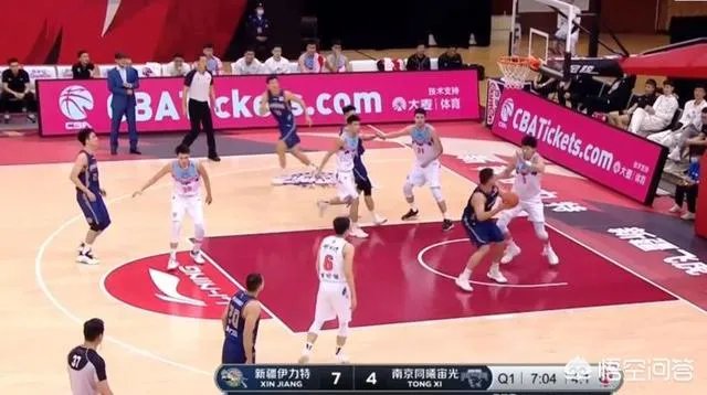 周琦单打万圣伟被吹走步，后者回头就是一次脚步教学，你怎么看？