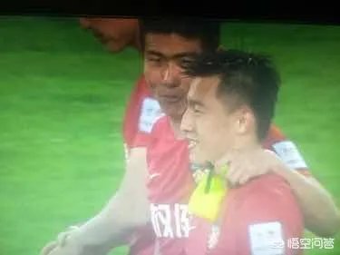 如何看待天津权健队长刘奕鸣在足协杯输球后与罚丢点球的储今朝相拥而笑？