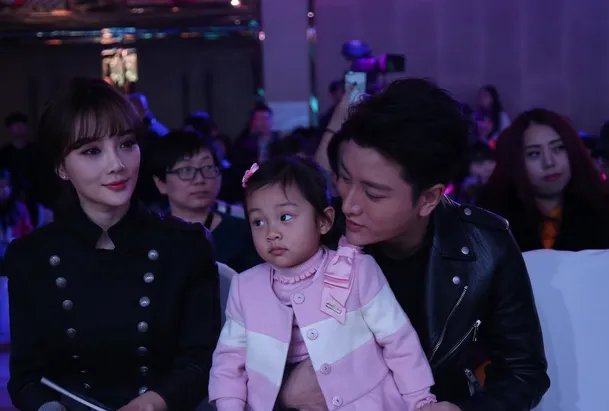 贾乃亮抱女儿出门，甜馨上演出门不带腿，贾乃亮为什么这么宠甜馨？