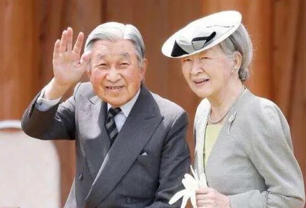 日本明仁天皇退位?为什么不能称其为“平成天皇”？