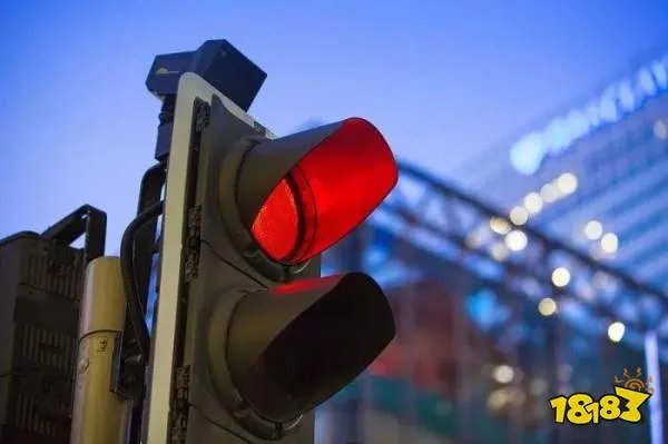 世界上是先有红绿灯还是先有汽车呢 先有汽车 先有红绿灯