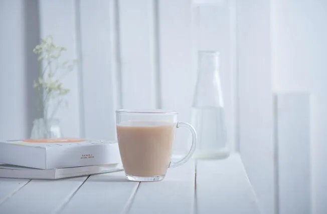 秋天的第一杯奶茶心情说说