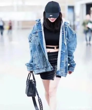 杨幂对身材真自信,穿露脐装现身机场,勒出小肚子了吗?