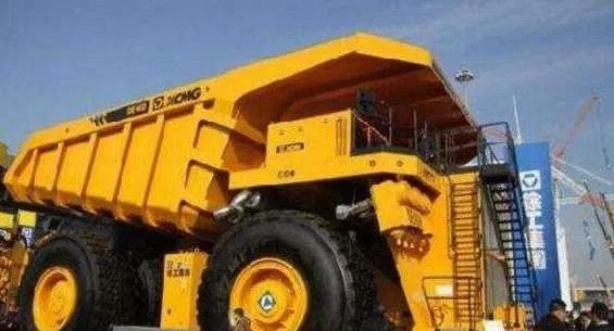 世界上最大的矿车——卡特彼勒797载重400吨，一个轮子5.3吨