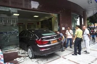 女司机开车“爬”护桥栏杆，下车后先玩自拍，你怎么看？