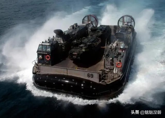 05式两栖步兵战车本身可以海上浮渡，为何还要用726气垫登陆艇运输？