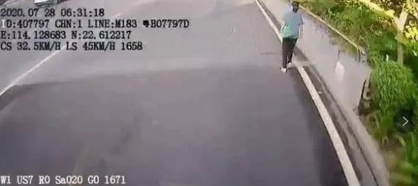 深圳公交司机低头捡东西碾死行人，究竟有何隐情？