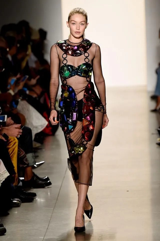 超模吉吉哈迪德的T台风到底是怎样的呢？