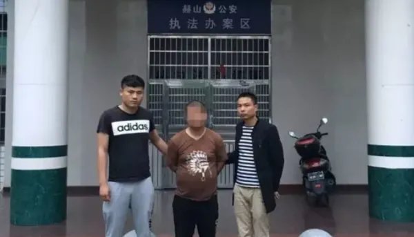 遛狗男子强迫外卖员道歉，警方：对其行政处罚！其行为是否涉嫌违法？